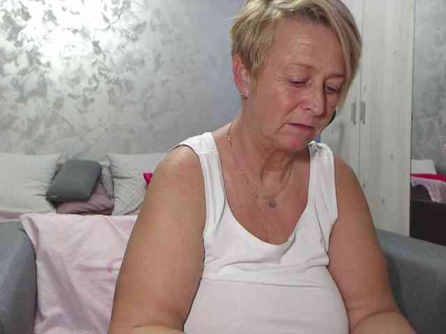 LovePinkLilli webcam