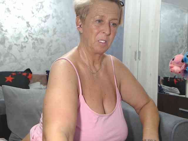 LovePinkLilli webcam