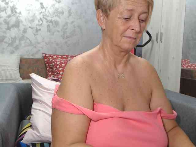 LovePinkLilli webcam
