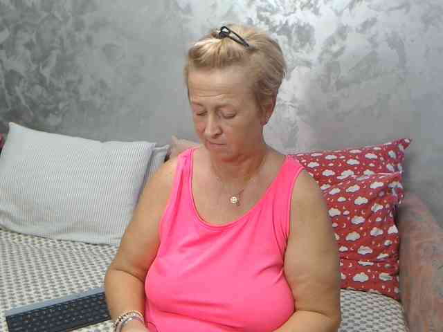 LovePinkLilli webcam