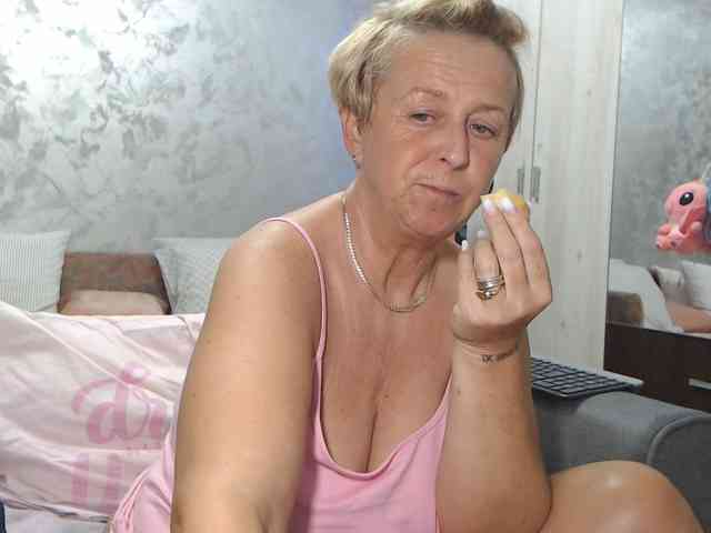 LovePinkLilli webcam