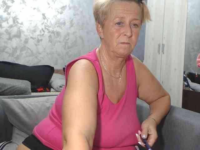 LovePinkLilli webcam