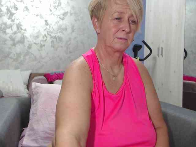 LovePinkLilli webcam