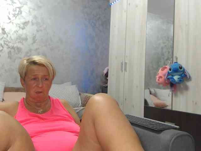 LovePinkLilli webcam