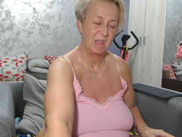 LovePinkLilli webcam