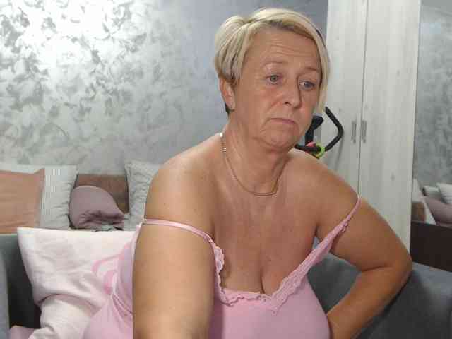 LovePinkLilli webcam