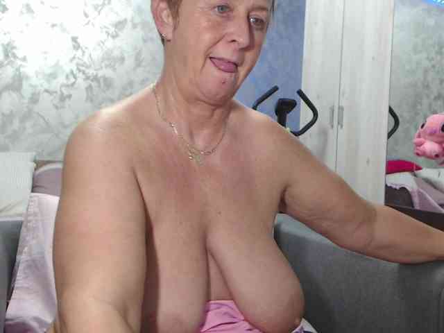 LovePinkLilli webcam