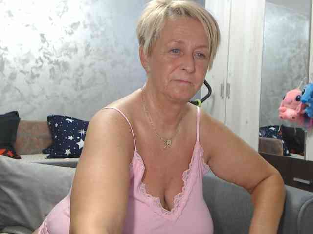 LovePinkLilli webcam
