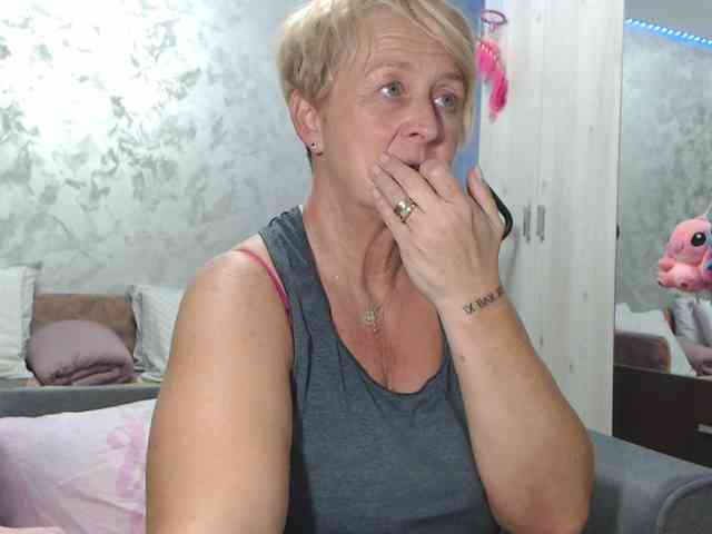 LovePinkLilli webcam