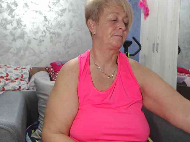 LovePinkLilli webcam
