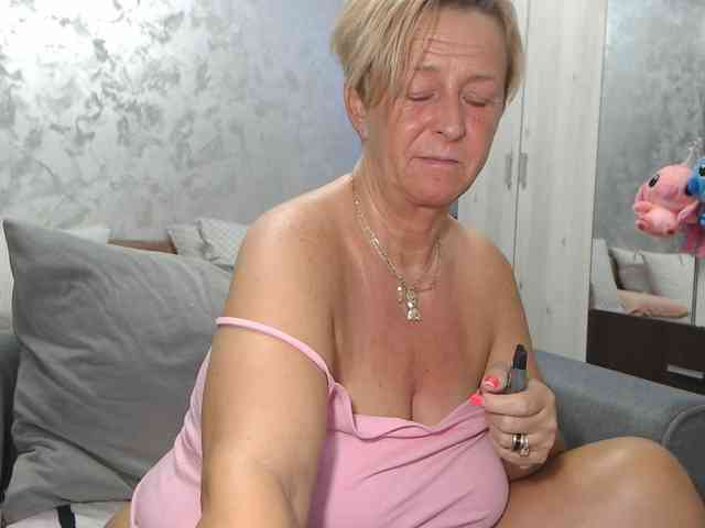 LovePinkLilli webcam