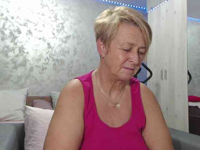 LovePinkLilli webcam