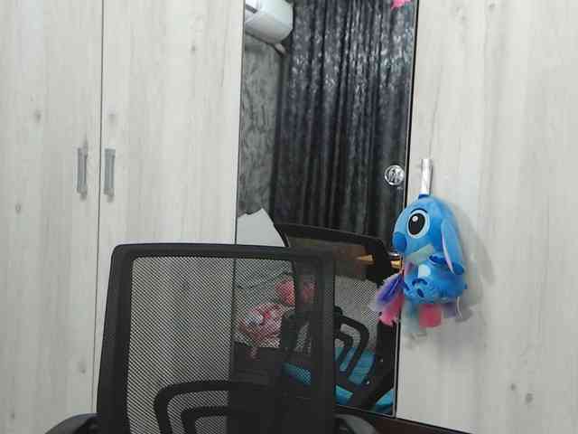 LovePinkLilli webcam