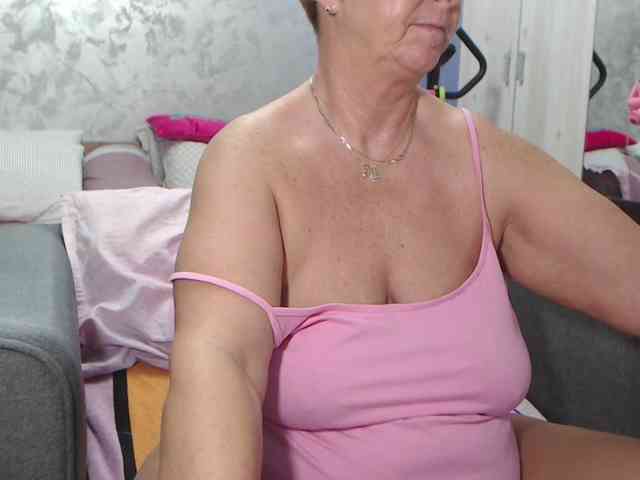 LovePinkLilli webcam