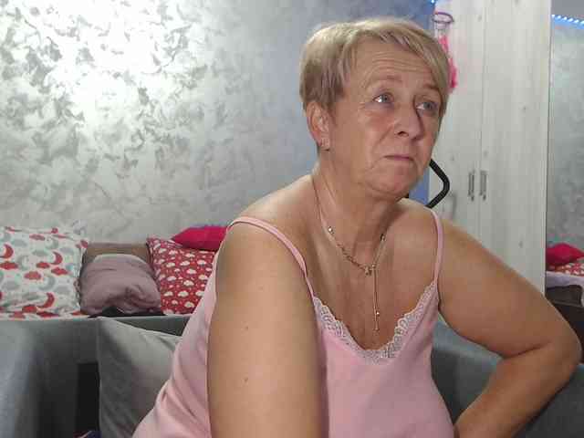 LovePinkLilli webcam