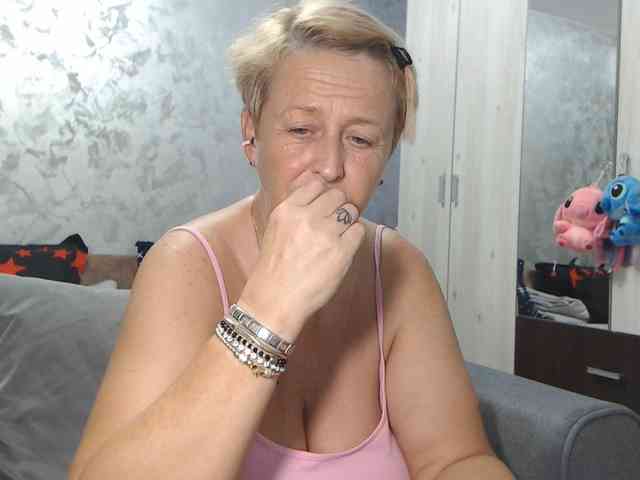 LovePinkLilli webcam