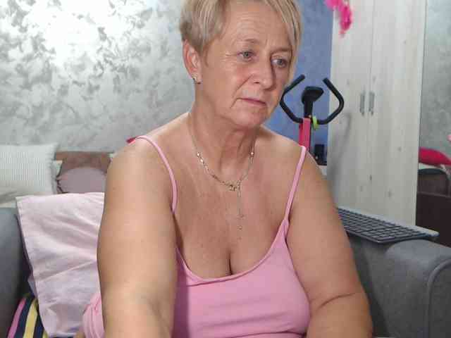 LovePinkLilli webcam