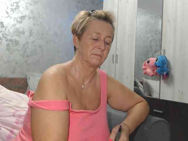 LovePinkLilli webcam