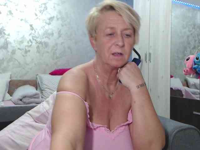 LovePinkLilli webcam