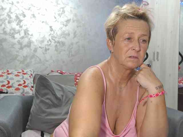 LovePinkLilli webcam