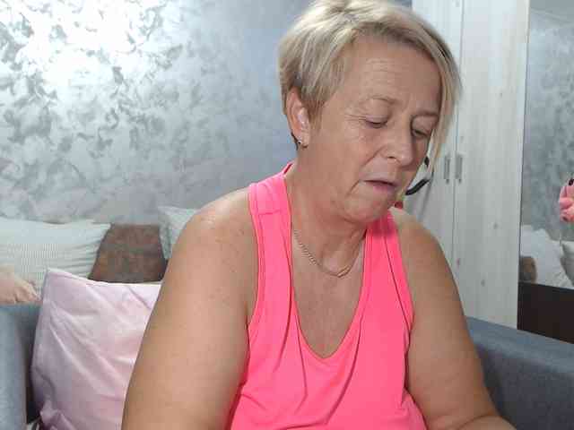 LovePinkLilli webcam