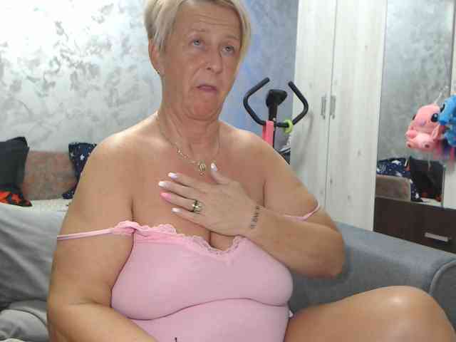 LovePinkLilli webcam