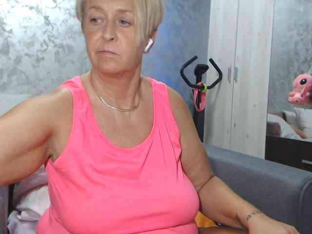 LovePinkLilli webcam
