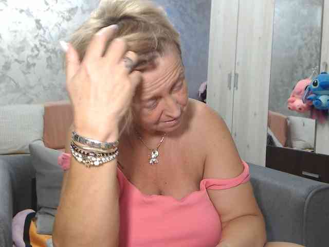 LovePinkLilli webcam