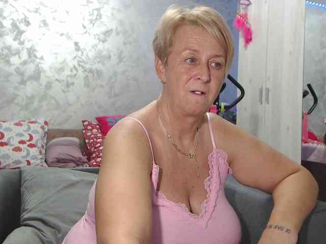 LovePinkLilli webcam