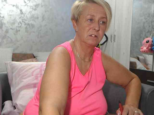 LovePinkLilli webcam