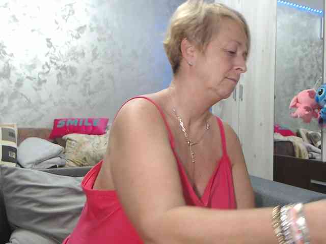 LovePinkLilli webcam