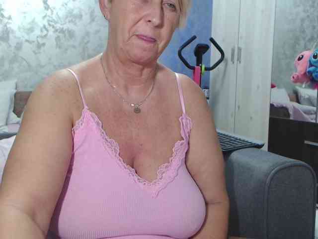 LovePinkLilli webcam