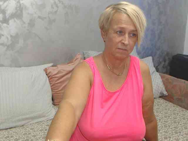 LovePinkLilli webcam