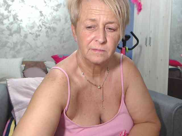 LovePinkLilli webcam