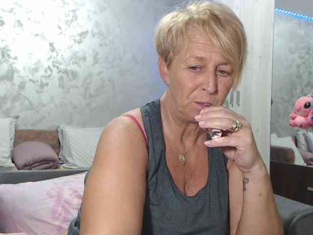 LovePinkLilli webcam