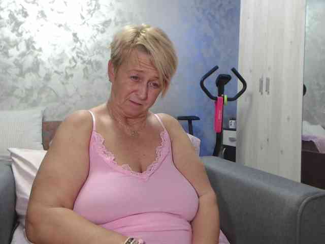 LovePinkLilli webcam