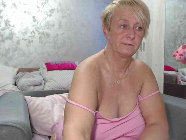 LovePinkLilli webcam