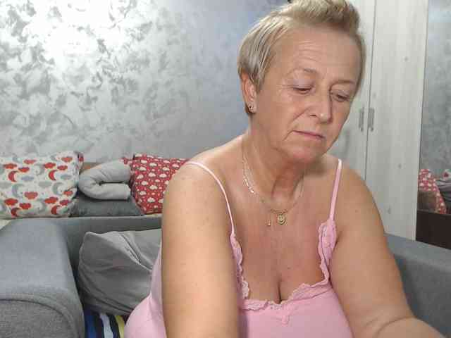 LovePinkLilli webcam