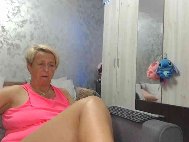 LovePinkLilli webcam