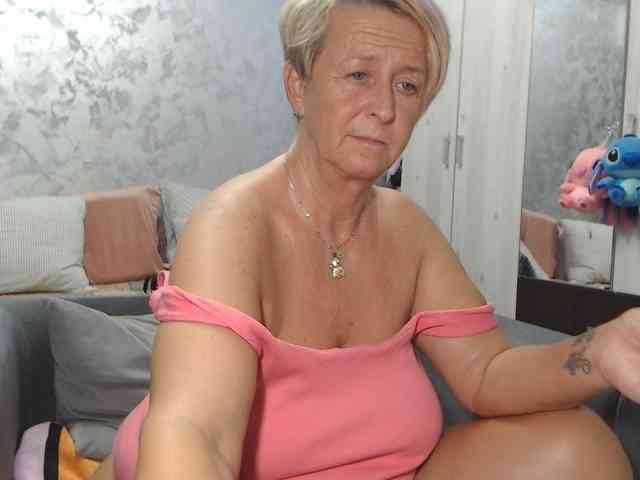 LovePinkLilli webcam
