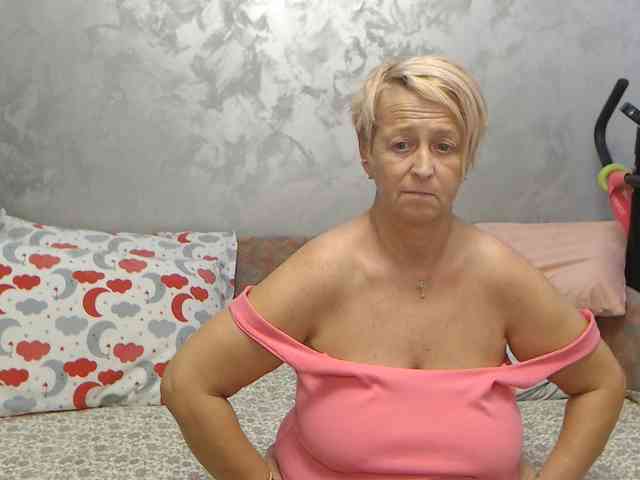 LovePinkLilli webcam