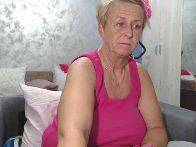 LovePinkLilli webcam