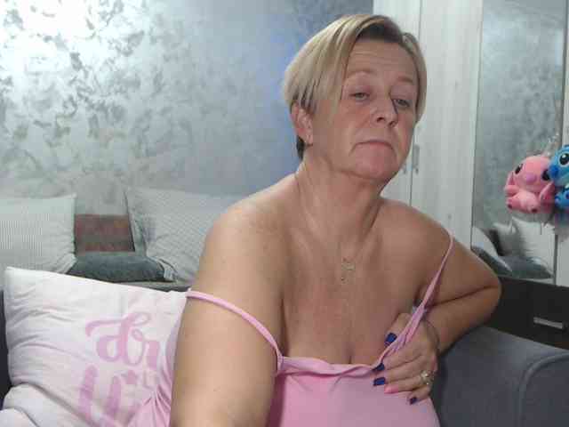 LovePinkLilli webcam