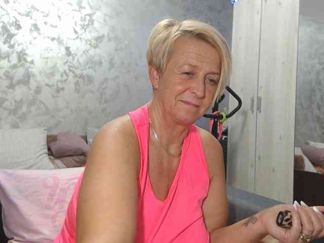 LovePinkLilli webcam