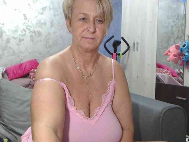 LovePinkLilli webcam