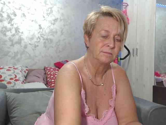 LovePinkLilli webcam