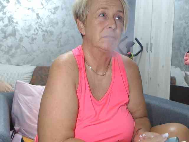 LovePinkLilli webcam