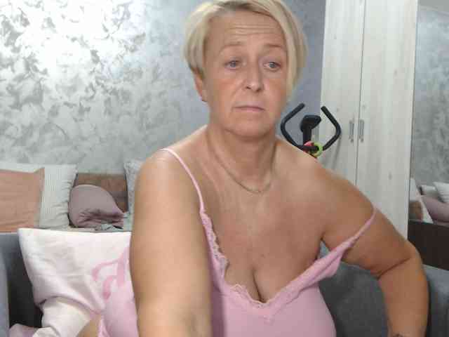 LovePinkLilli webcam