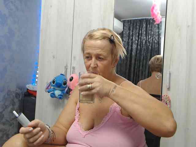 LovePinkLilli webcam