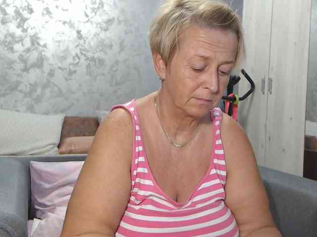 LovePinkLilli webcam